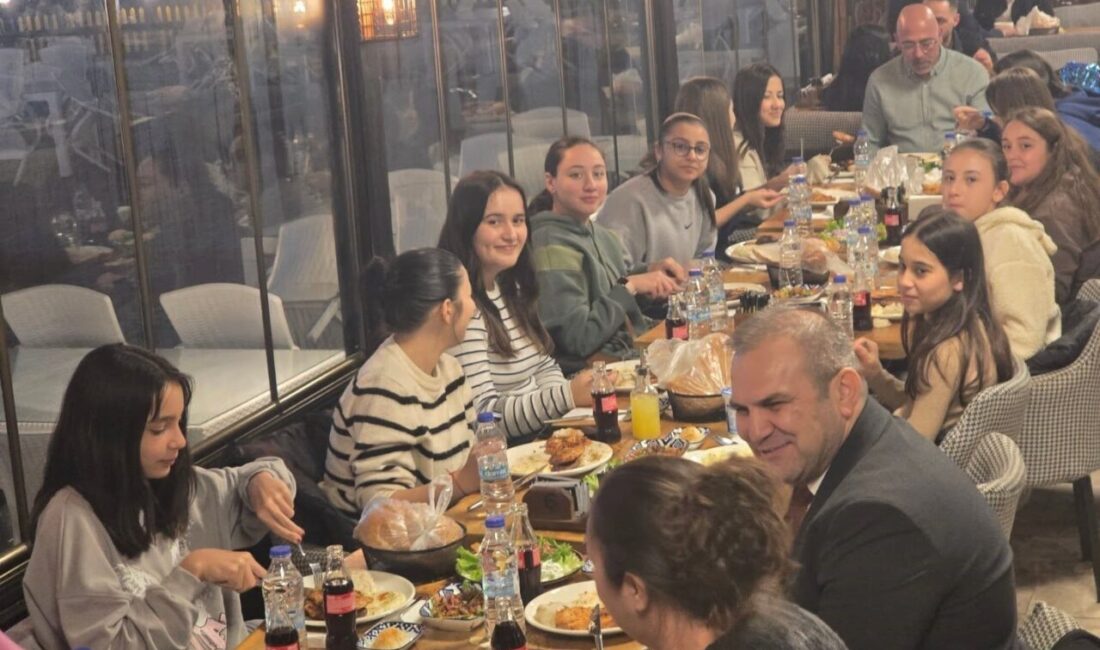 Aykut Dilsiz, Bayırköy Kız Voleybol Takımı formlarını güçlendirmek için moral yemeği verdi Bilecik'te Bayırköy Belde Belediye Başkanı Aykut Dilsiz, Kız Voleybol takımı