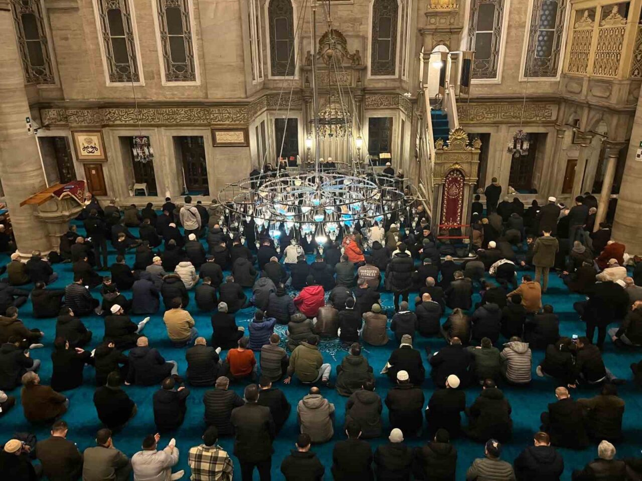 Berat Kandili vesilesiyle İstanbul Eyüpsultan'da vatandaşlar Eyüpsultan Camii'nde toplandı. Yatsı