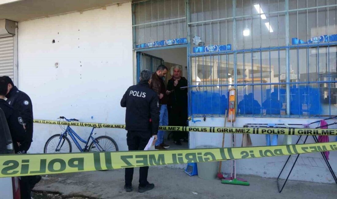 Adana’da berber arkadaşını ziyaret eden genç silahlı saldırıyla hayatını kaybetti Adana'nın Yüreğir ilçesinde berber arkadaşı Onur Nursoy (24), ziyaret sırasında