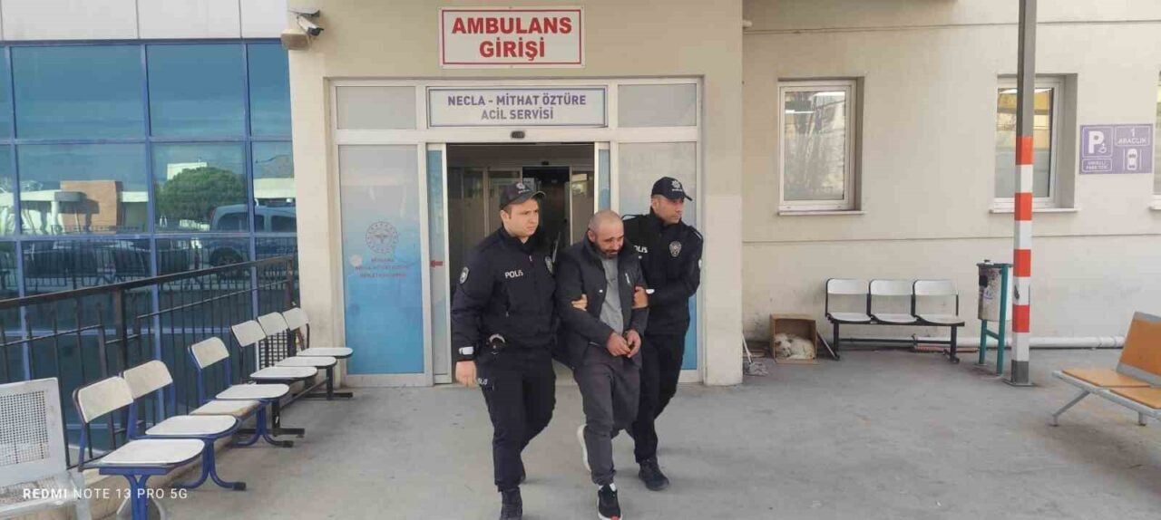 İzmir'in Bergama ilçesinde, E.E. isimli uyuşturucu şüphelisi, polis operasyonuyla üç