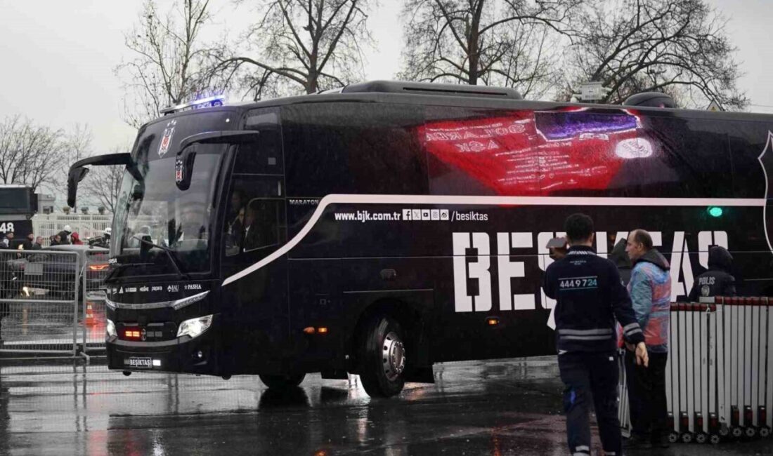 Beşiktaş, Trabzonspor ile karşılaşmak için Tüpraş Stadyumu’na ulaştı Beşiktaş, bugün saat 19.00'da Trendyol Süper Lig'in 24. haftasında Trabzonspor
