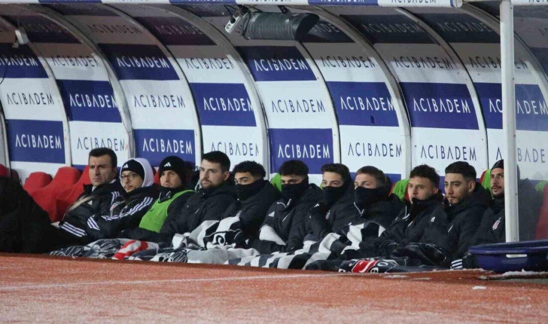 Beşiktaşlı Yedek Futbolcular, Sivasspor Maçında Soğuk Hava Koşullarında Zor Anlar Geçirdi Beşiktaş, Sivasspor ile oynadığı maçta 7 derece soğukta zor anlar