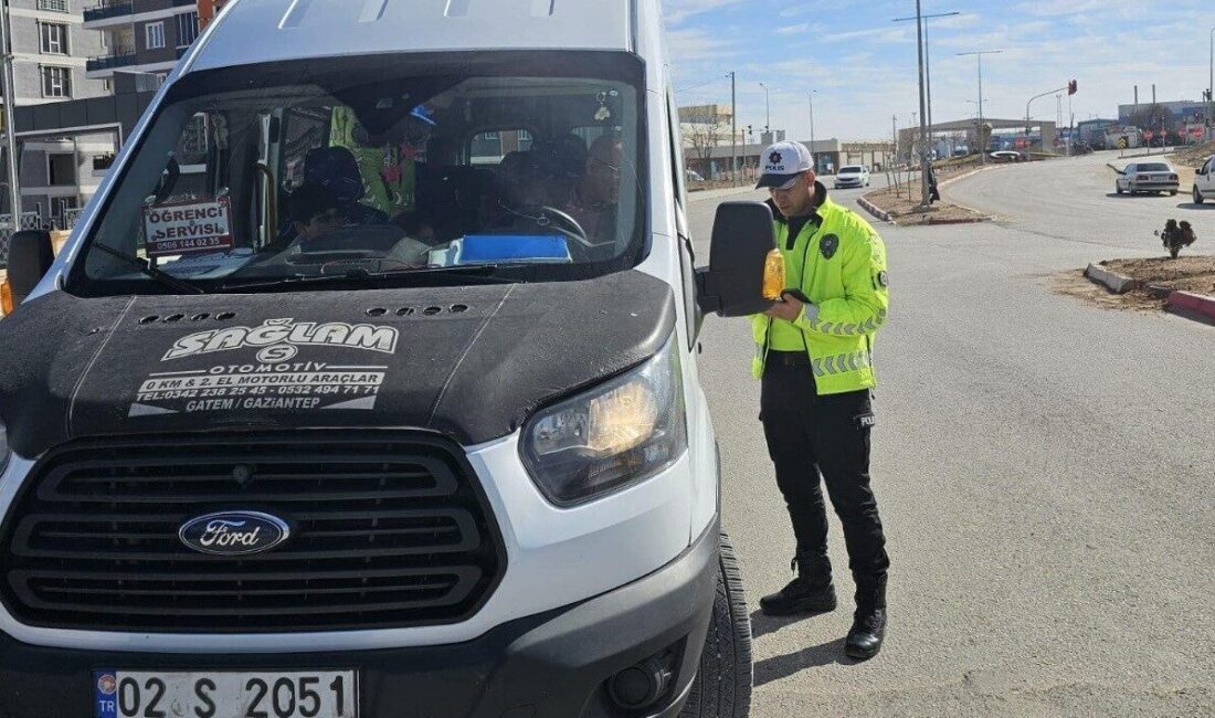 Besni’de Öğrenci Servislerine Güvenlik Denetimi Yapıldı Adıyaman Besni İlçe Emniyet Müdürlüğü, öğrenci servislerine yönelik denetim yaptı.