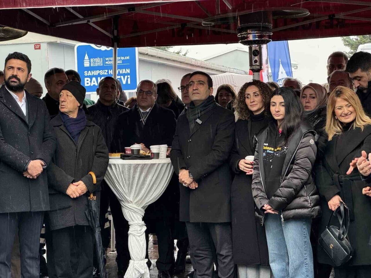 Beyoğlu Belediyesi, "Sahipsiz Hayvan Bakımevi"ni açtı. Başkan İnan Güney, hayvanlara