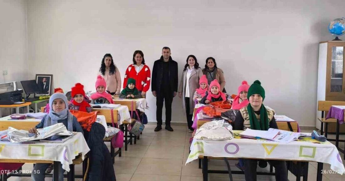 Beytüşşebap’ta Kadınların Hazırladığı Kış Giysileri, Çocuklara Dağıtıldı Şırnak'ın Beytüşşebap ilçesinde, Aile ve Destek Merkezi'nde (ADEM) kadınların ördüğü