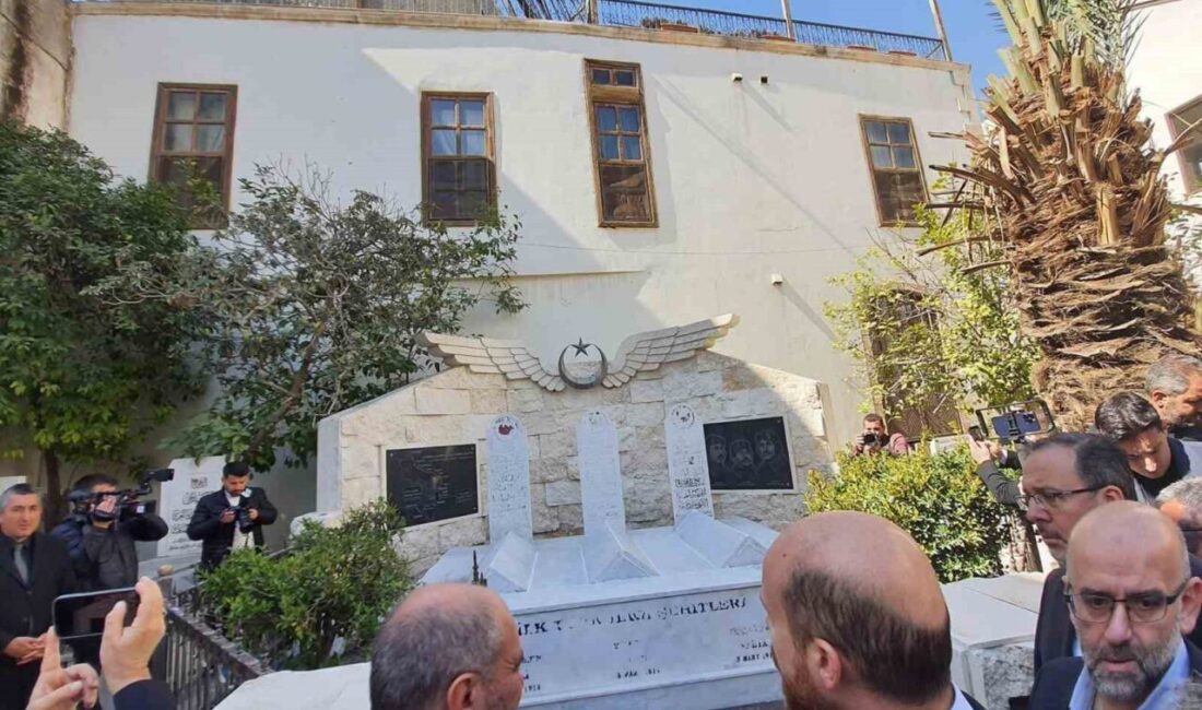 Bilal Erdoğan, Şam’da Emevi Camii’nde Cuma Namazı Kıldı Cumhurbaşkanı Recep Tayyip Erdoğan’ın oğlu Bilal Erdoğan, Şam'daki ziyaretine Emevi