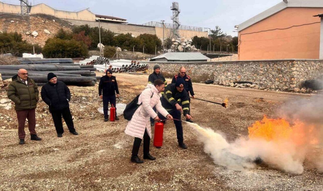 Bilecik’te Denetimli Serbestlik Müdürlüğü ve İtfaiye Ekiplerinden Yangın Tatbikatı Gerçekleştirildi Bilecik Denetimli Serbestlik Müdürlüğü, Bilecik Belediyesi İtfaiye Müdürlüğü ile işbirliği