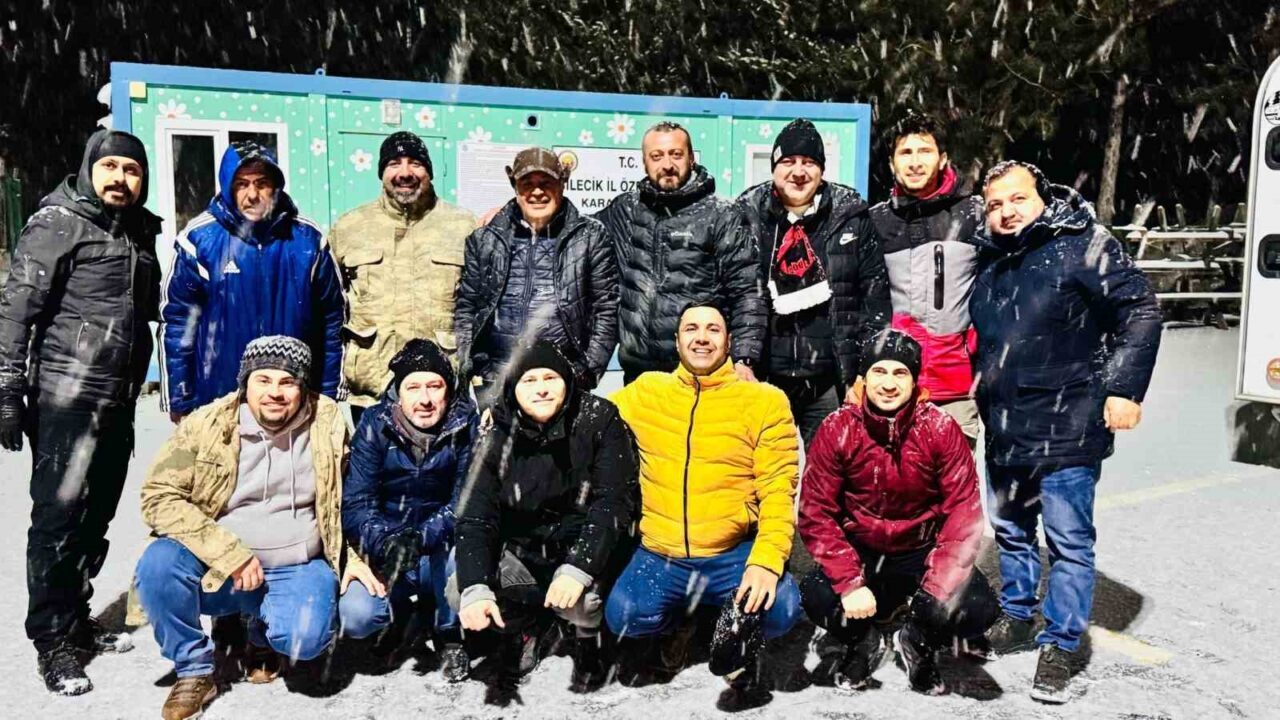 Bilecik Futbol Akademi Kulübü yöneticileri, stres atmak amacıyla bir mangal