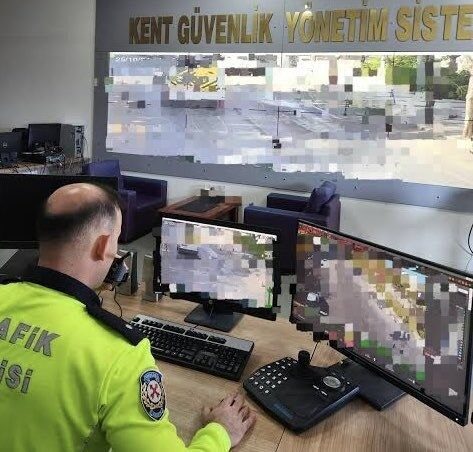 Bilecik’te KYGS ile Yapılan Trafik Denetimlerinde 532 Araç İncelendi, 49 Sürücüye Ceza Kesildi Bilecik'te Kent Güvenlik Yönetim Sistemi (KYGS) ile gerçekleştirilen trafik denetiminde,