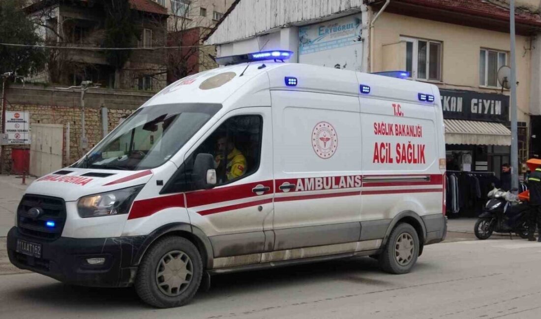 Bilecik’te Motosikletlerin Çarpışması Sonucu 1 Kişi Yaralandı Bilecik'te, Tepebaşı Kavşağı'nda iki motosikletin çarpışması sonucu Emirhan Ü. yaralandı.