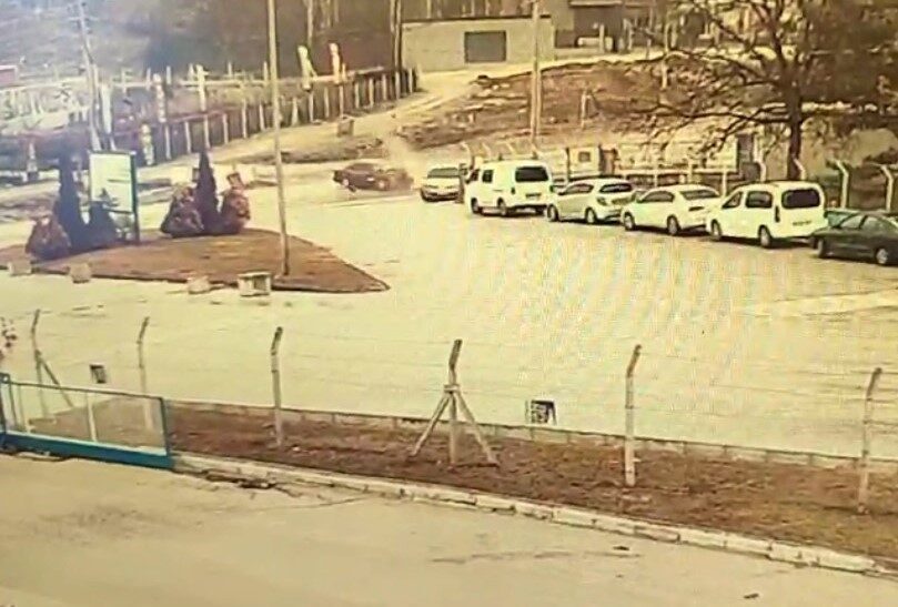 Eskişehir’de geri geri kayarak başka bir araca çarpan otomobilin yol açtığı kaza iki yaralı ile sonuçlandı Eskişehir Odunpazarı'nda seyir halindeki araç geri kayarak, arkasındaki S.K. yönetimindeki