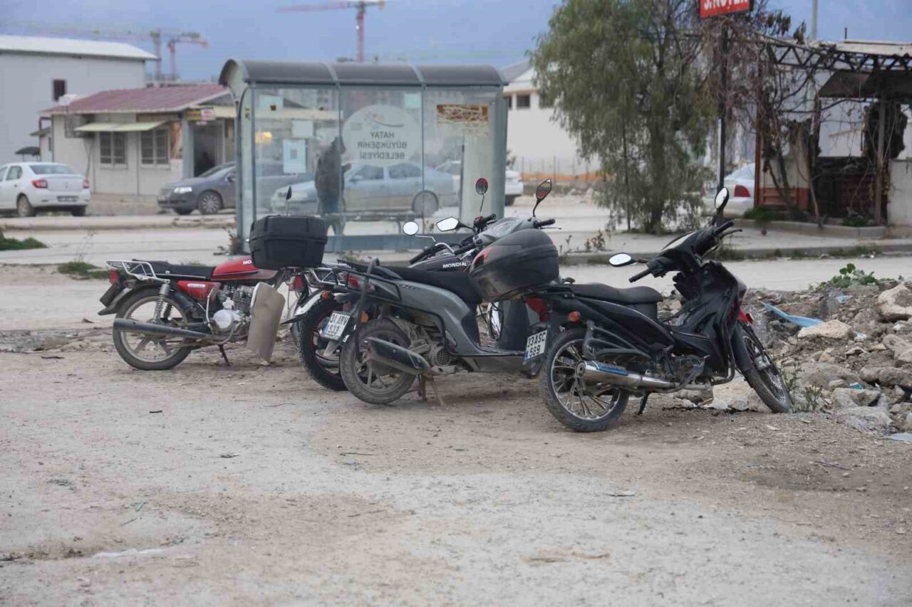 Hatay'ın Antakya ilçesinde, park halindeki bir motosikletin çalınma anı güvenlik