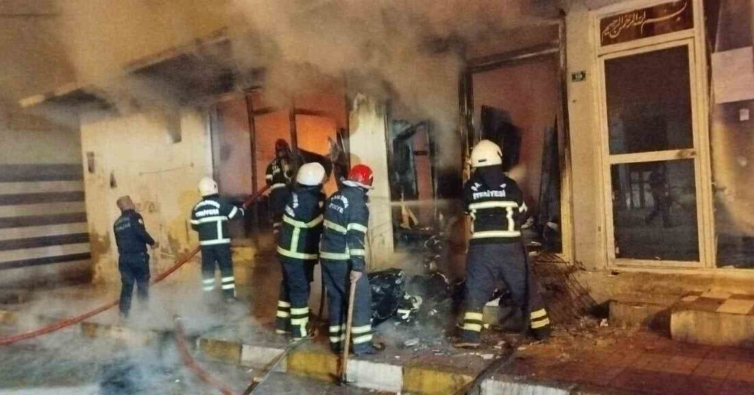 Şanlıurfa’da İki İşyeri Yangınında Sabotaj İhtimali Üzerinde Duruluyor Şanlıurfa'da Eyyubiye ilçesindeki Karakoyunlu Mahallesi'nde iki işyeri alev aldı. İtfaiye