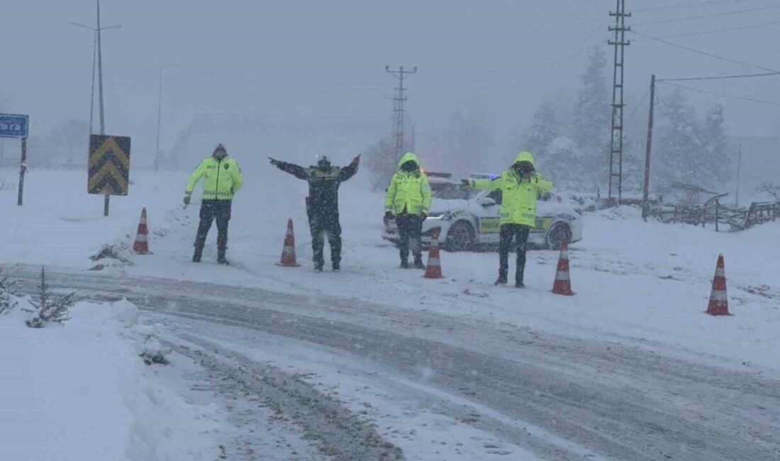 Bolu Dağı’ndaki D-100 kara yolu, yoğun kar ve kazalar nedeniyle çift yönlü trafiğe kapatıldı. Bolu Dağı geçişinde yoğun kar ve kazalar nedeniyle D-100 kara