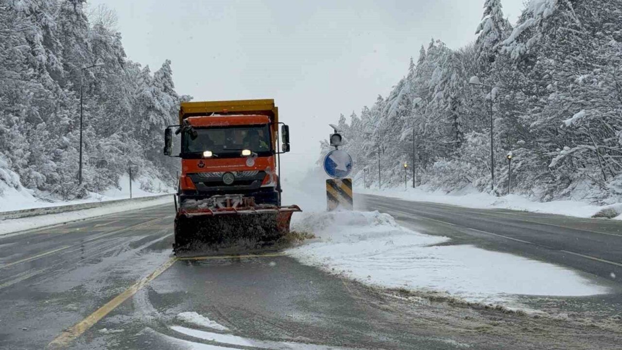 Bolu Dağı'nda D-100 karayolu üzerinde dört gündür etkili olan kar