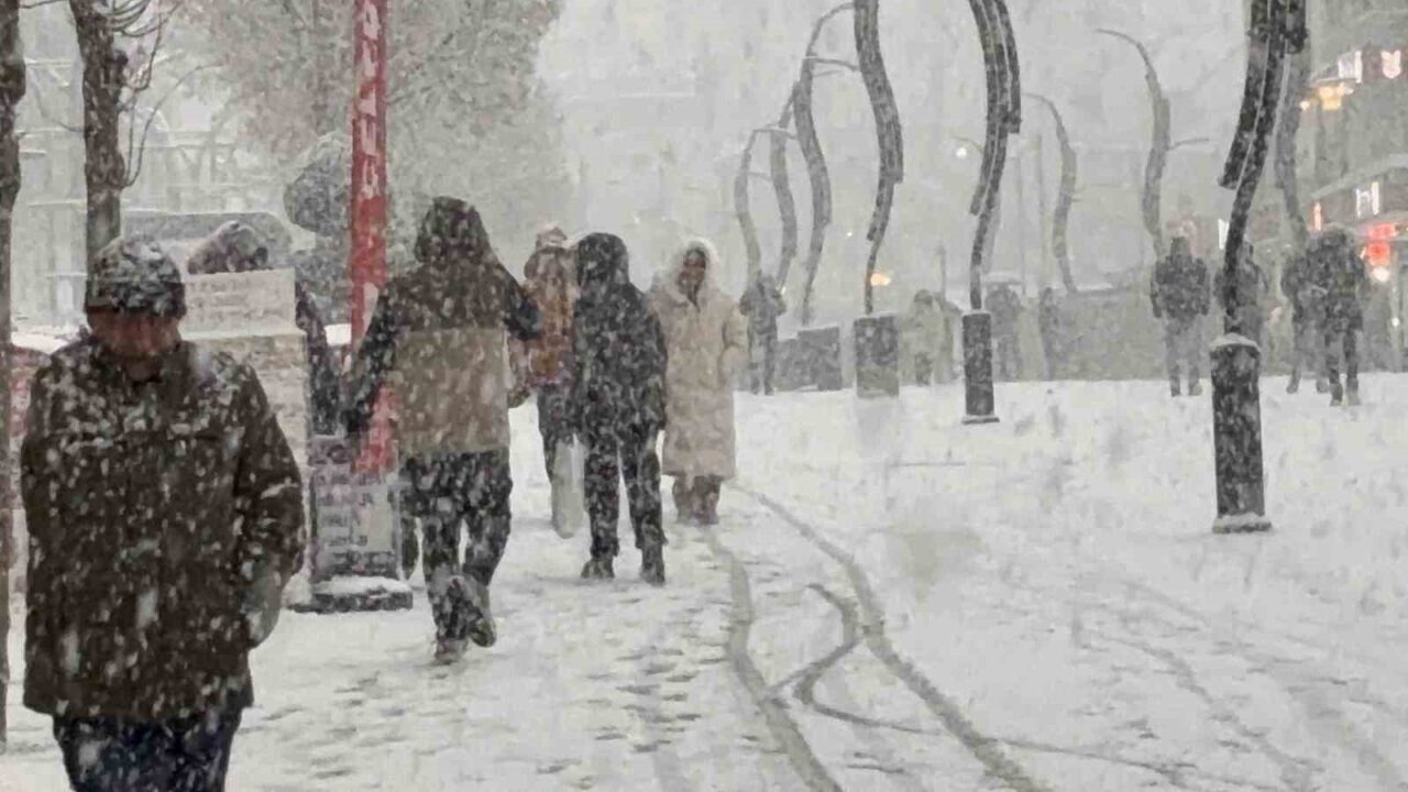 Bolu'da sabah saatlerinde başlayan kar yağışı nedeniyle Merkez ilçe ve