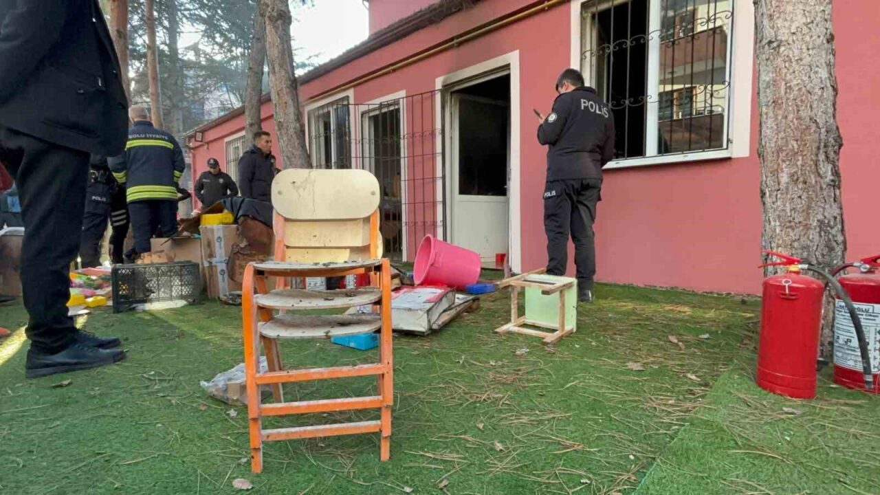 Bolu'da Şerife Bacı Anaokulu'ndaki oyuncak deposunda çıkan yangın, itfaiye ekiplerinin