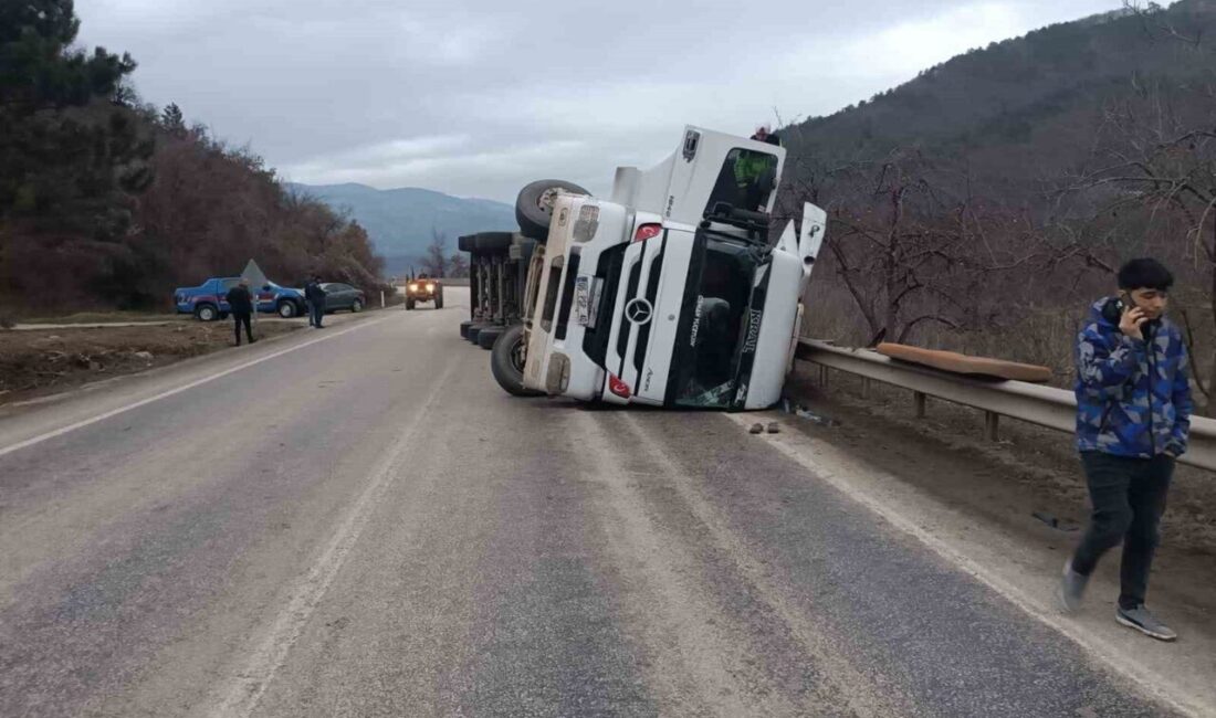 Bolu’da kömür yüklü tırın devrilmesi sonucu trafik akışı kontrollü hale geldi Bolu'da Mudurnu-Akyazı karayolunda, Osman Y. yönetimindeki kömür yüklü tır devrildi.