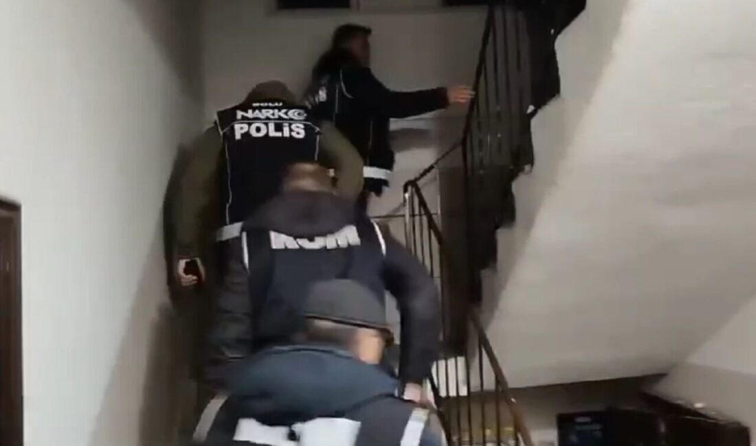 Bolu’da Göçmen Kaçakçılığı Operasyonunda 15 Yabancı Yakalandı, İşlem Başlatıldı Bolu'da 17-23 Şubat tarihleri arasında yapılan göçmen kaçakçılığı operasyonlarında 15