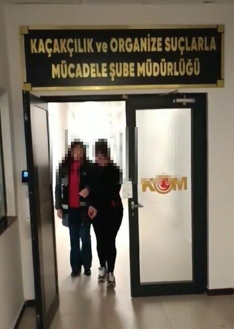 Borsada Yatırım Vaadiyle 9 Kişiyi Dolandıran Kadın Tutuklandı Kocaeli'nin Gölcük ilçesinde K.Ç. isimli kadın, borsa yatırım vaadiyle 9