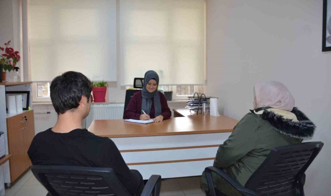 Aile Danışmanlığı ile Eşler Arasındaki Sorunlar Çözülüyor Bilecik'teki Aile ve Sosyal Hizmetler İl Müdürlüğü, aile bireylerinin sorunlarını