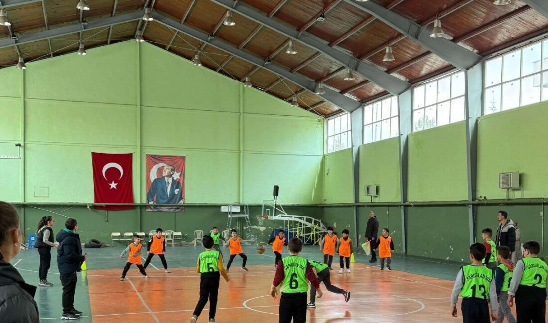 Bozkır’da gerçekleştiren Geleneksel Çocuk Oyunları Finalleri, yoğun ilgiyle yapıldı. Konya'nın Bozkır ilçesinde, "Şehrimiz İmzamız" projesi kapsamında "Geleneksel Çocuk Oyunları"