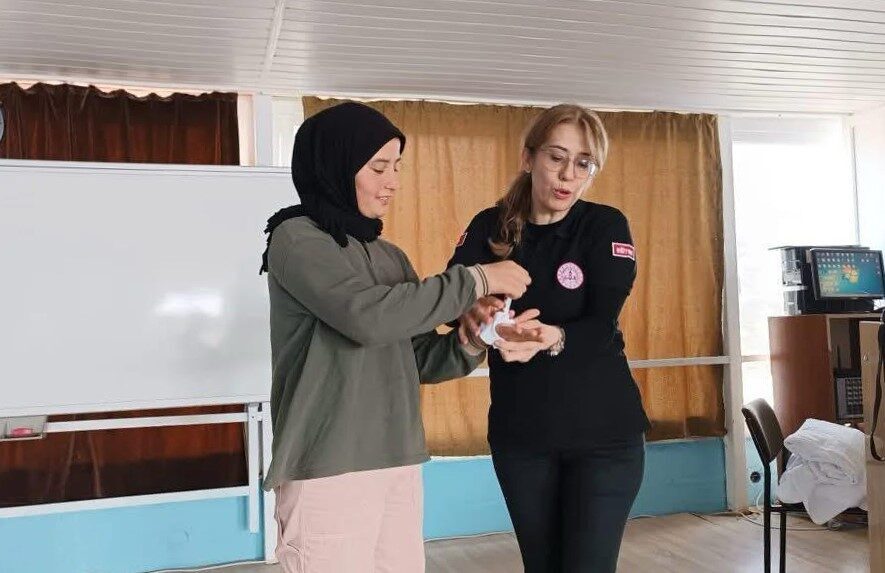 Bozyazı’da Ortaokul Öğrencilerine İlk Yardım Eğitimi Verildi Mersin’in Bozyazı ilçesindeki Şehit Murat Namdar Ortaokulu'nda, 15 Temmuz Milli