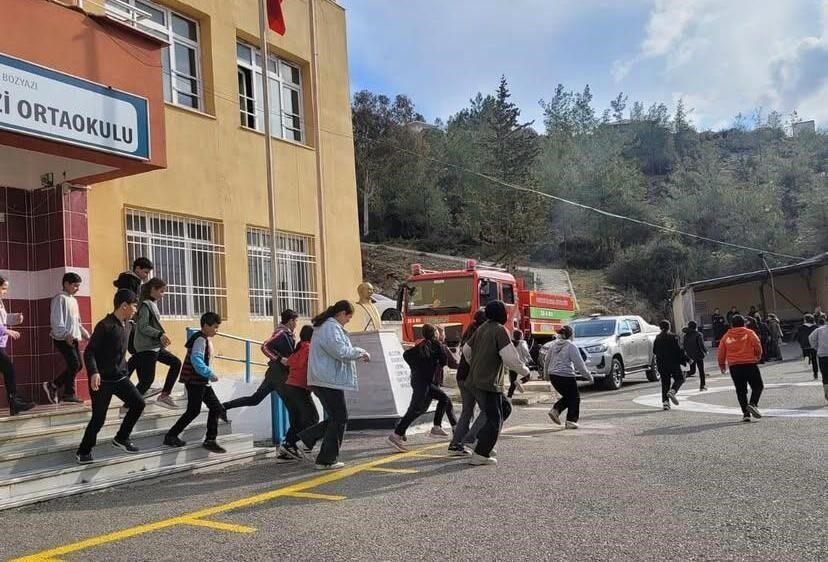 Bozyazı’daki Gazi Ortaokulu’nda Sivil Savunma Haftası Kapsamında Deprem ve Yangın Tatbikatı Yapıldı Mersin'in Bozyazı ilçesindeki Gazi Ortaokulu'nda Sivil Savunma Haftası etkinlikleri kapsamında,