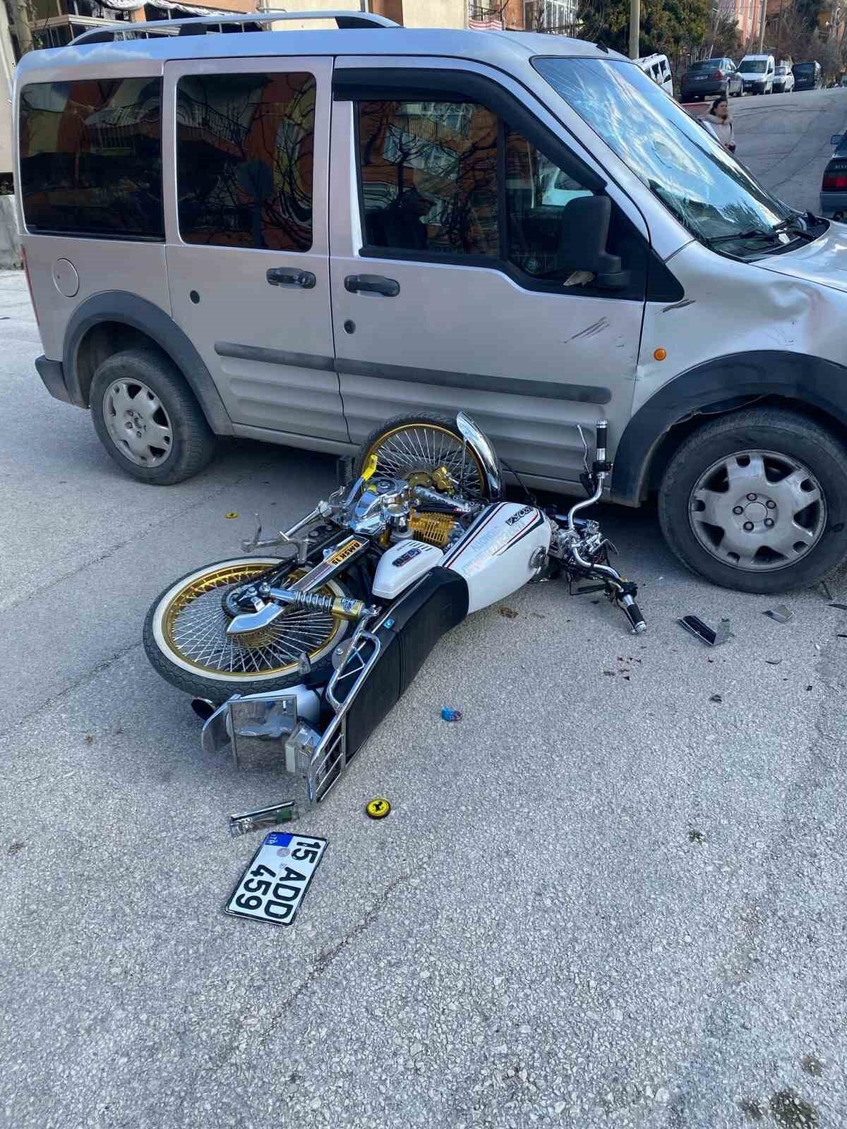 Burdur'da hafif ticari araç ile motosikletin çarpışması sonucu M.C.A. yaralandı.