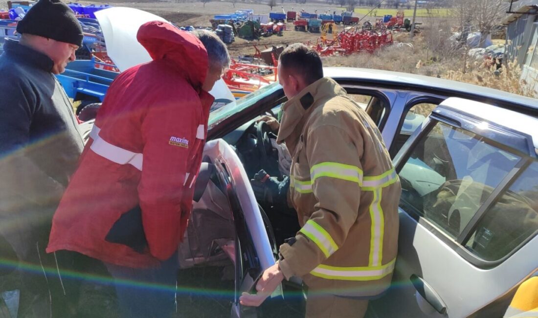 Burdur’da otomobillerin çarpışması sonucu iki kişi yaralandı Burdur'un Yeşilova ilçesinde iki Dacia otomobilin çarpışması sonucunda Veli A.