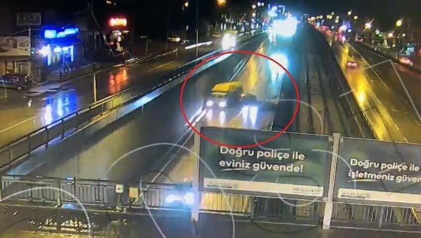 Bursa'nın Yıldırım ilçesindeki alt geçitteki kazada bir otomobil, kamyonun altına