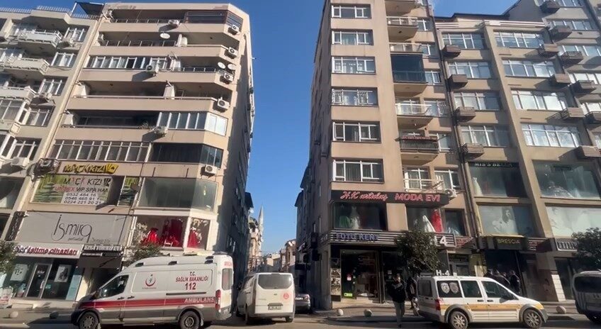 Bursa'nın Osmangazi ilçesinde 21 yaşındaki Seher T., 8. kat balkonundan