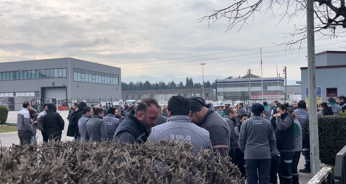 Bursa'da Canel Otomotiv'e ait fabrikada sabah saatlerinde çıkan yangın, çalışanların