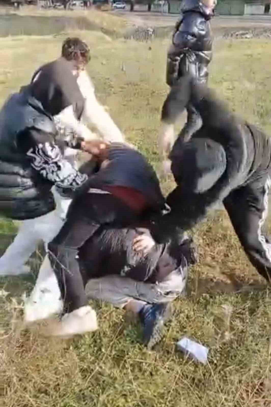 Bursa'nın Osmangazi ilçesinde, 15-16 yaşlarındaki bir grup çocuk, tartıştıkları diğer