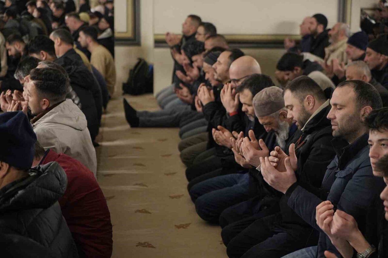 Bursa'da Berat Kandili vesilesiyle camilere yoğun ilgi gösterildi. Ulu Cami