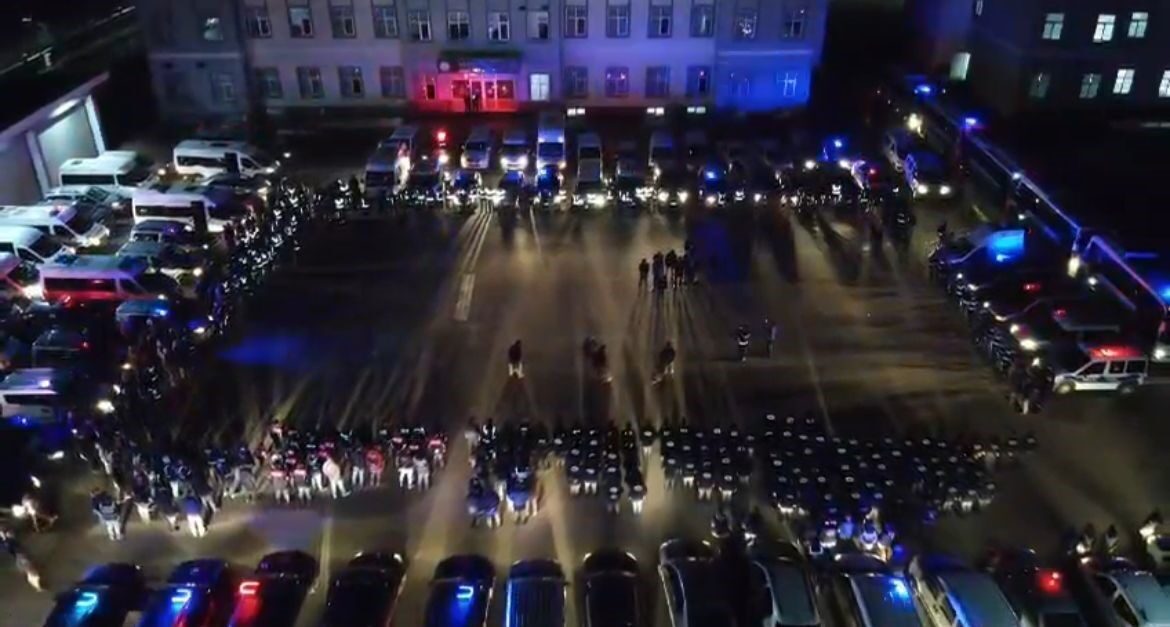 Bursa'da narkotik polisinin gerçekleştirdiği büyük operasyonda, 36 uyuşturucu taciri, koçbaşlarıyla
