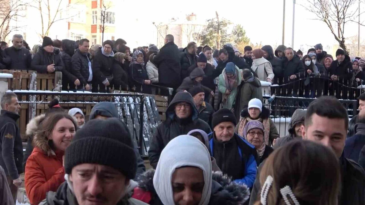 Bursa'nın Nilüfer ilçesinde yeni açılan ev eşyaları mağazası, -3 derecede