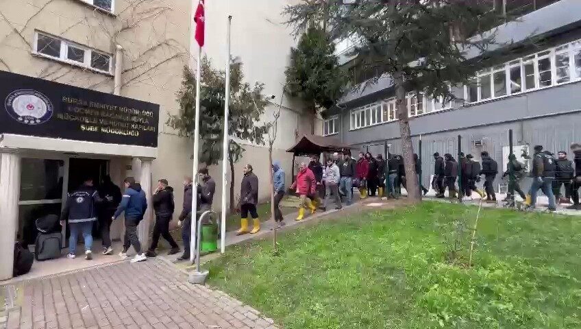 Bursa'da gerçekleştirilen operasyonda, göçmen kaçakçılığıyla ilgili 4 şüpheli, H.K., M.K.,