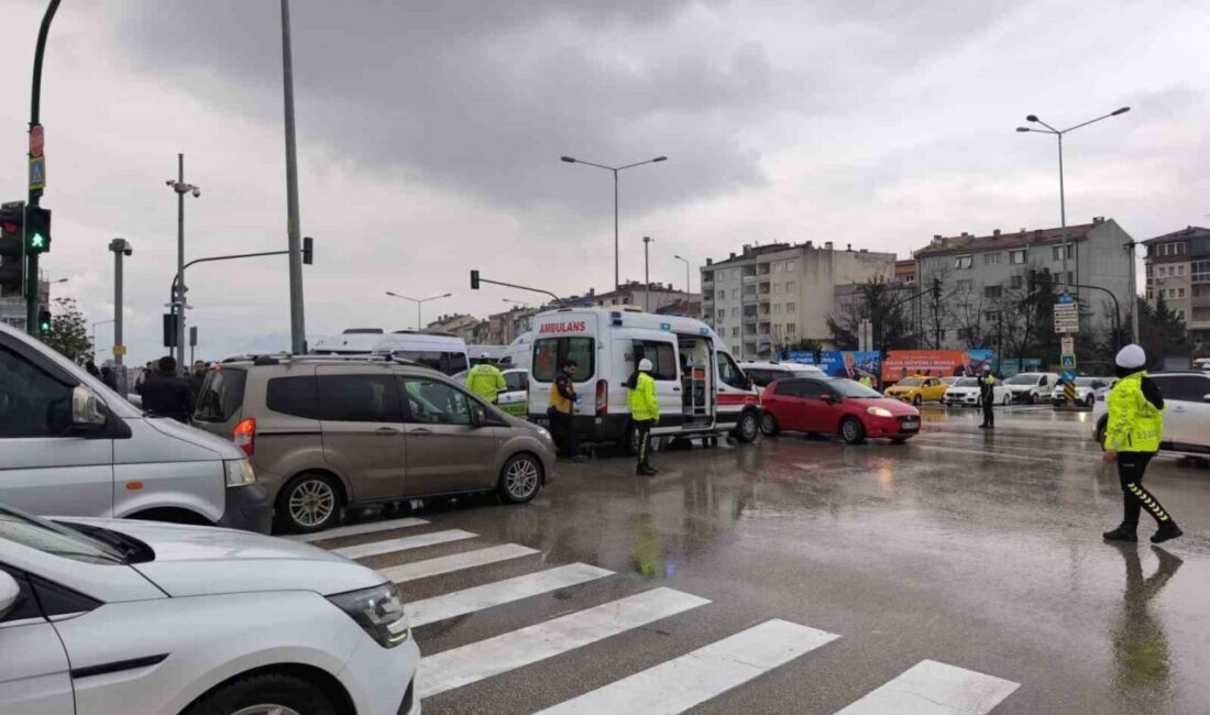 Bursa’da yağan yağmur nedeniyle duramayan minibüs, halk otobüsüne çarptı; yaralılar hastaneye kaldırıldı. Bursa'nın Osmangazi ilçesinde, yağışlı hava nedeniyle duramayan 16 S 295