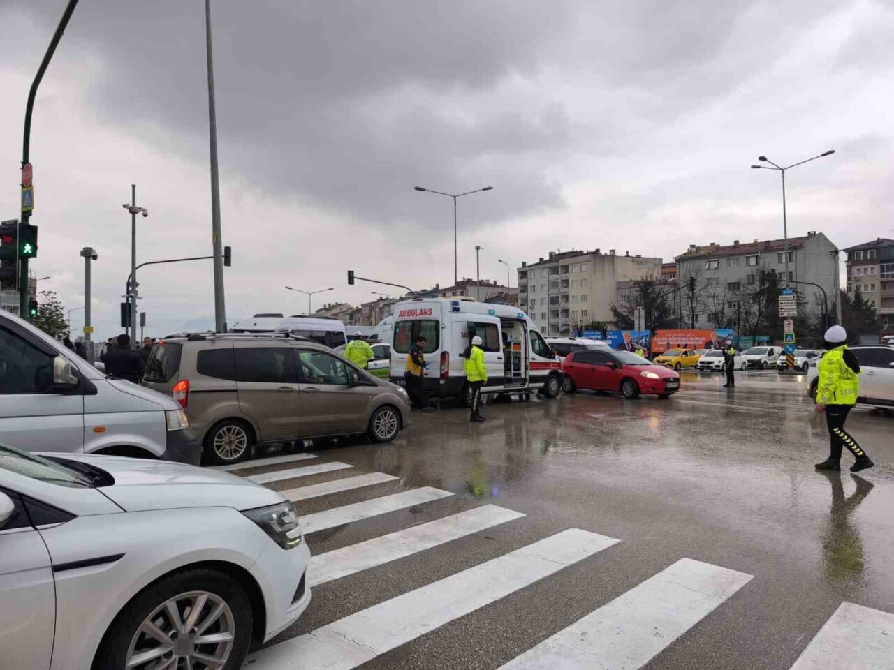 Bursa'nın Osmangazi ilçesinde, yağışlı hava nedeniyle duramayan 16 S 295