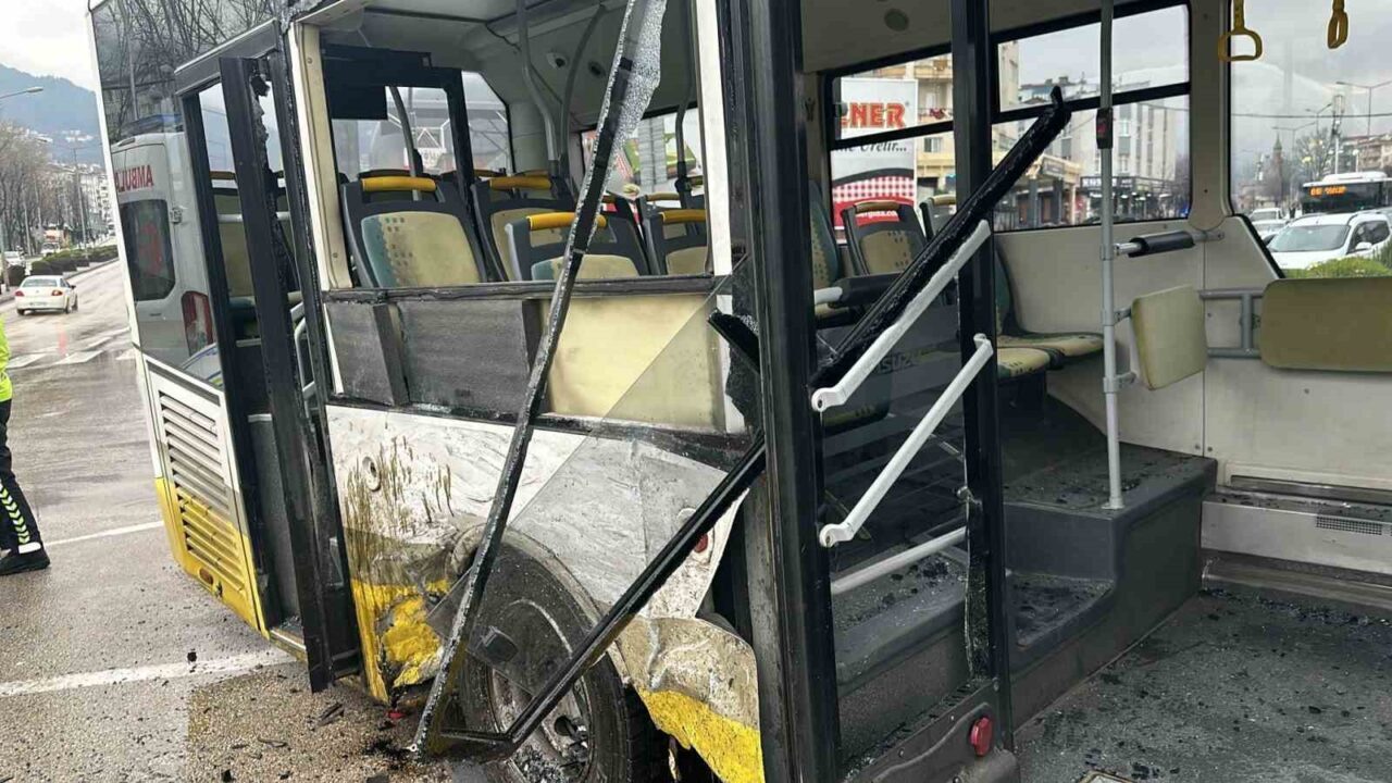 Bursa'nın Osmangazi ilçesinde okul servisi ve otobüsün çarpışması sonucu 9