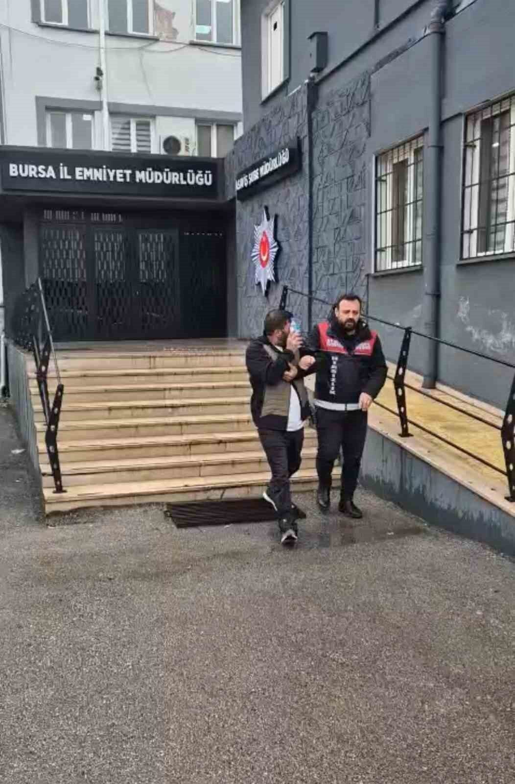Bursa'da park halindeki araçlara girerek hırsızlık yapan 49 yaşındaki Gökhan