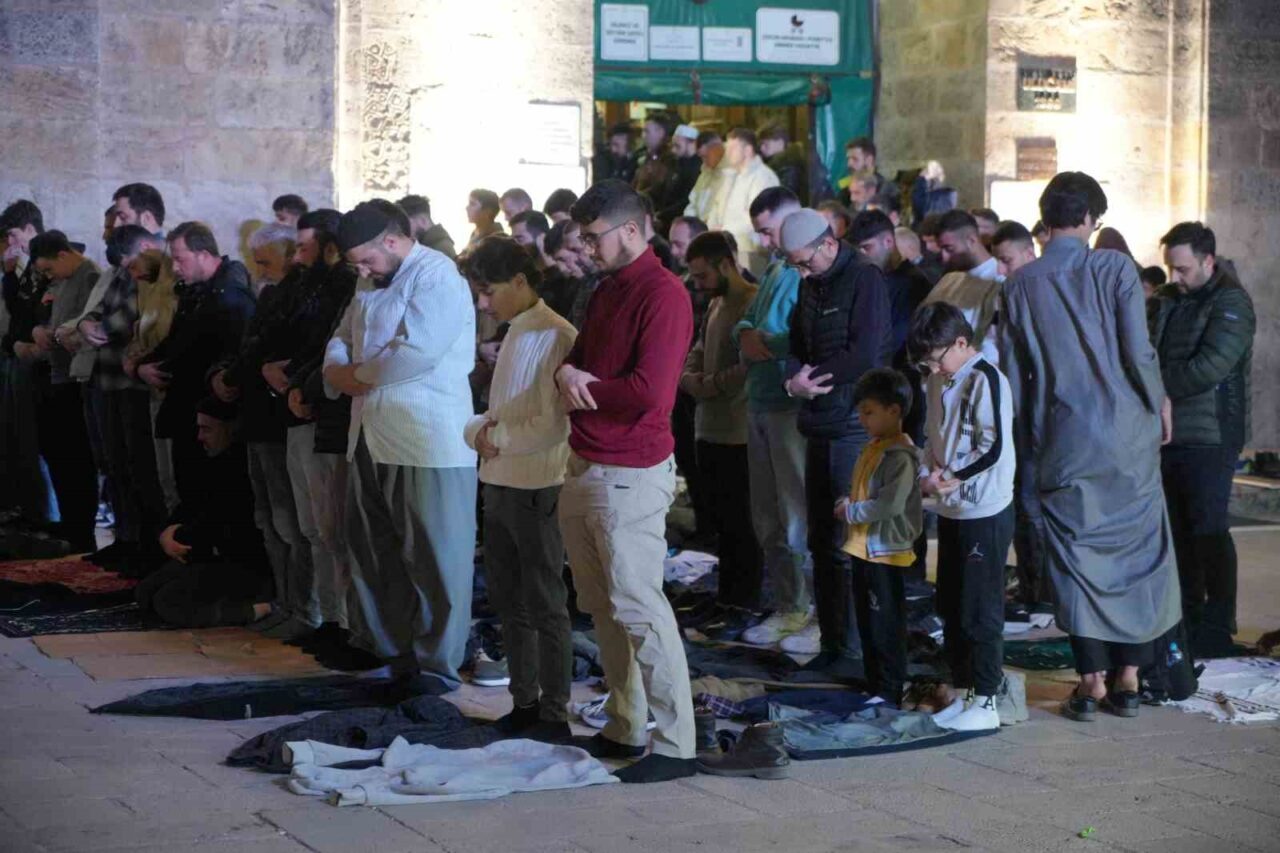 Bursa'da Ramazan ayının ilk teravih namazı için Ulu Camii'nde yoğun