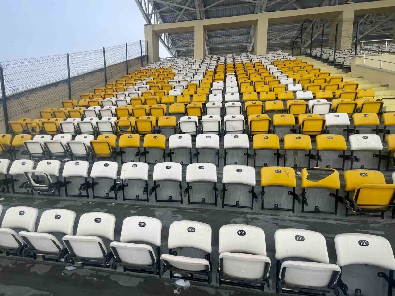 Muş Şehir Stadyumu'nda, Muşspor-Bursaspor karşılaşmasında taraftarlar arasında yaşanan gerginlik sonucu