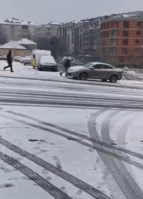 Büyükçekmece’de Yokuştan Çıkamayan Araç, El Freni Çekildikten Sonra Elektrik Direğine Çarptı Büyükçekmece'de bir araç, yokuştan çıkamayınca sürücü el frenini çekti ve