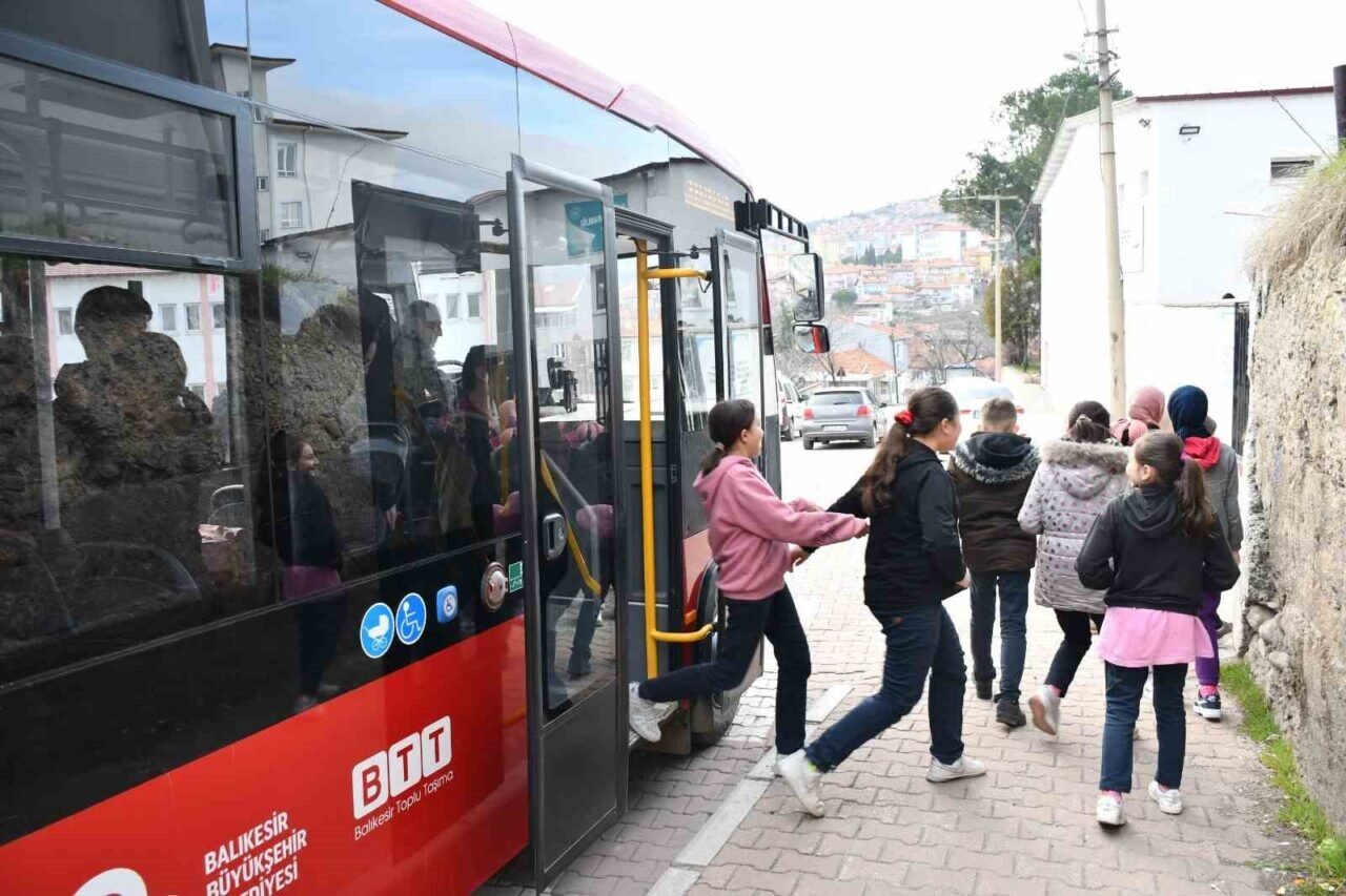Balıkesir Büyükşehir Belediyesi, Dursunbey'in Delice Mahallesi'nde taşımalı eğitim gören öğrencilerin