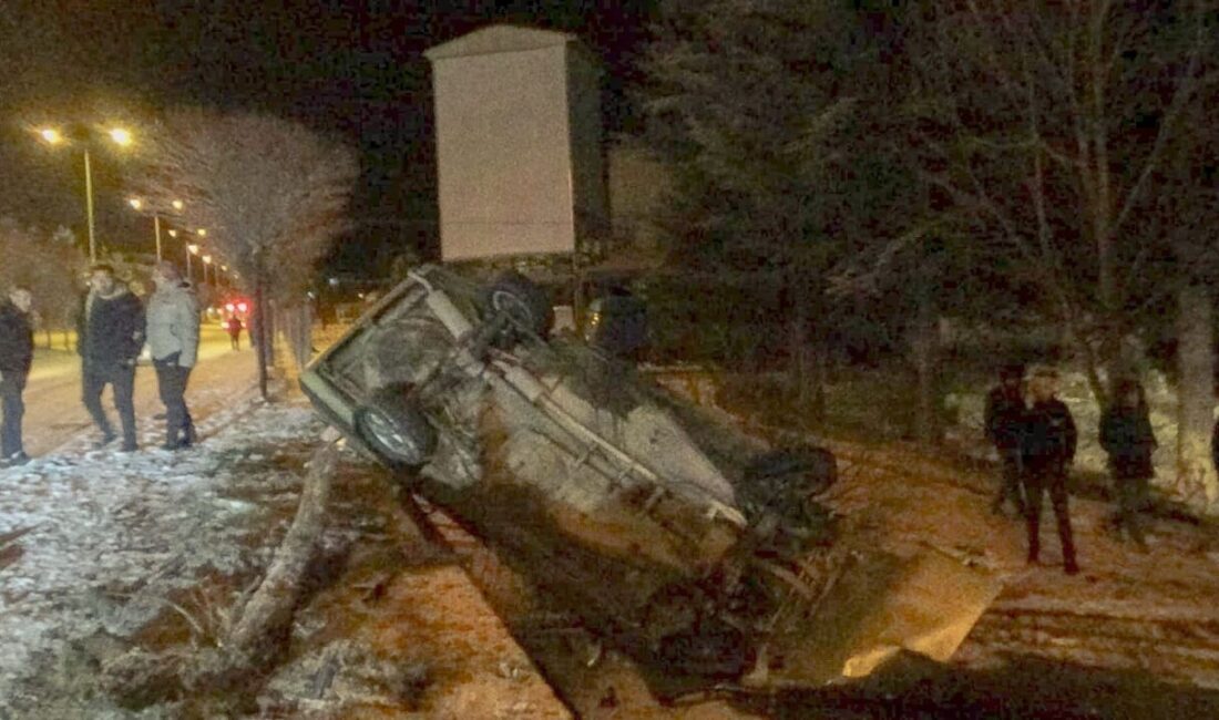 Bolu’da Kar Yağışı Nedeniyle Takla Atan Araçta Sürücü Yaralandı Bolu Mudurnu'da kaygan yolda kontrolü kaybeden Vasfiye Y. yönetimindeki Fiat