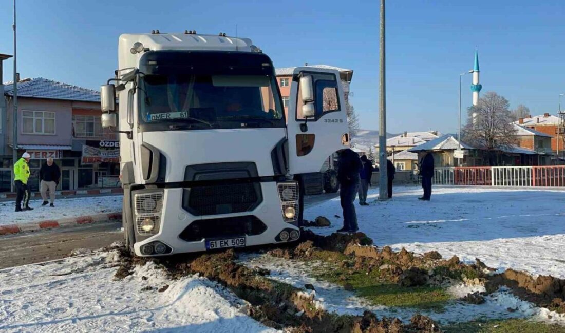 Kavak’ta Buzlanma Nedeniyle Kamyon Refüje Çıktı Samsun'un Kavak ilçesinde gizli buzlanma nedeniyle 61 EK 509 plakalı