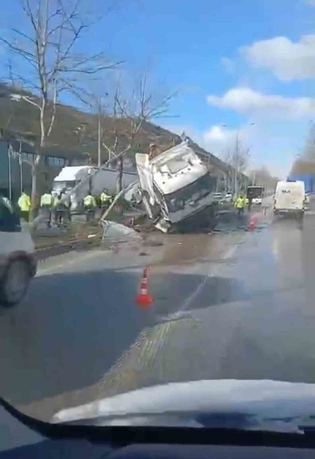 Bursa'nın Kestel ilçesinde, -3 derece hava sıcaklığı nedeniyle buzlanan yolda