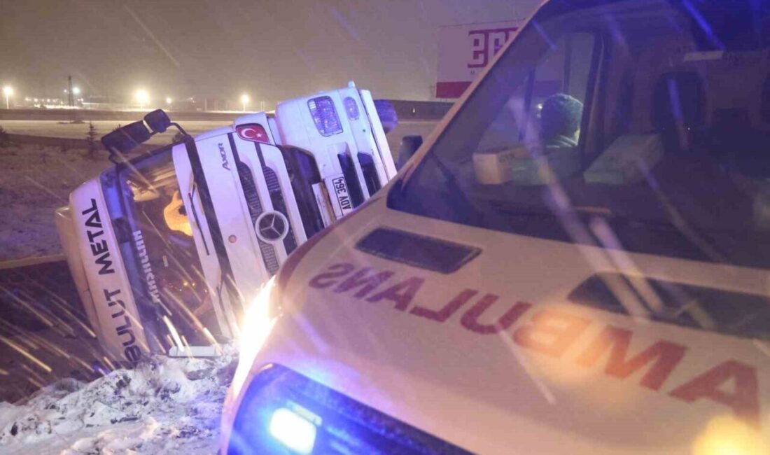 Aksaray’da Buzlu Yolda Kayarak Şarampole Devrilen Tırın Sürücüsü Yaralandı Aksaray-Adana karayolunda buzlanma nedeniyle H.B. yönetimindeki tır devrildi. Kazada sürücü